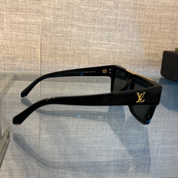 Great condition. No Visible scratches or marks. Barely worn. Hard to find. - Picture 6 of 11